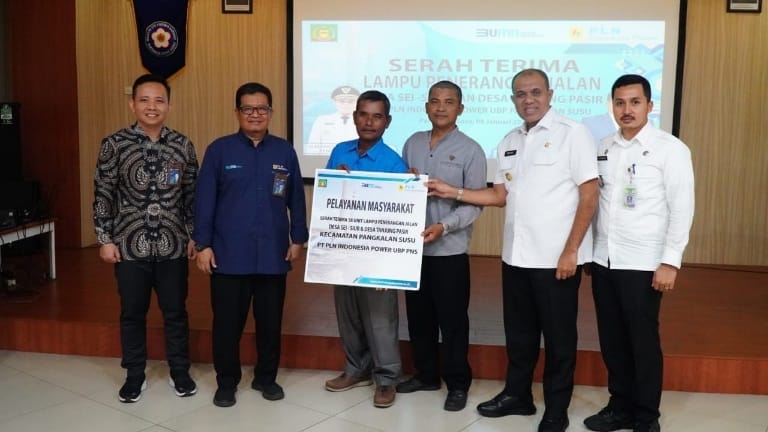 CSR Indonesia Power terangi jalan dua desa di Kabupaten Langkat CSR Indonesia Power terangi jalan dua desa di Kabupaten Langkat