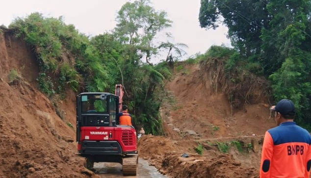 Jalan penghubung Desa Sritanjung Muara Enim kembali longsor