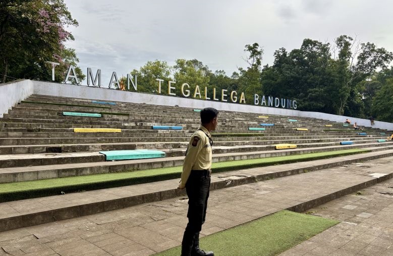 Satpol PP Kota Bandung tegur para pencari koin karena merusak taman Satpol PP Kota Bandung tegur para pencari koin karena merusak taman