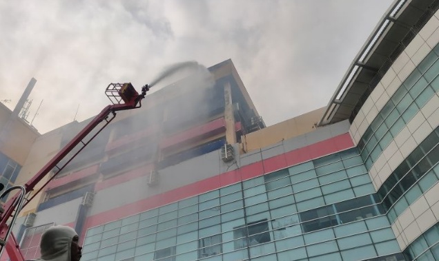 Masih ada bara api di Glodok Plaza Masih ada bara api di Glodok Plaza