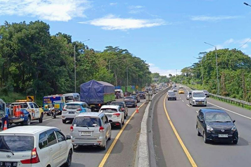 Lima kendaraan terlibat kecelakaan beruntun di Tol Cipularang Lima kendaraan terlibat kecelakaan beruntun di Tol Cipularang