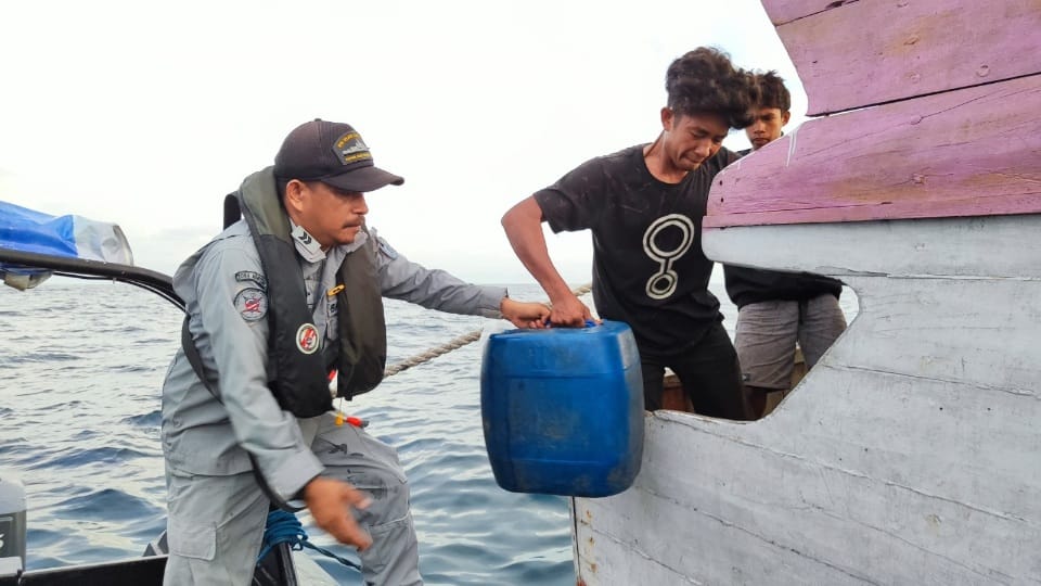 KN. Ular Laut-405 Bakamla selamatkan kapal terombang ambing di Laut Flores KN. Ular Laut-405 Bakamla selamatkan kapal terombang ambing di Laut Flores