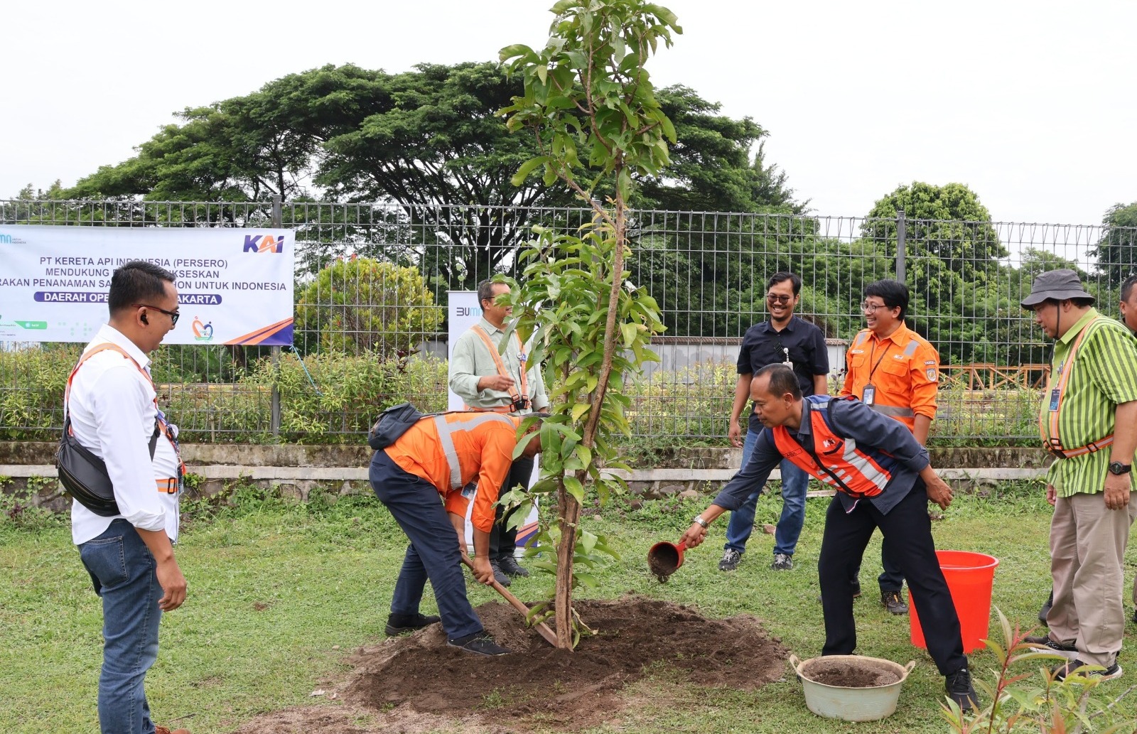 KAI Daop 6 Yogyakarta aksi tanam pohon sukseskan gerakan 1 juta pohon KAI Daop 6 Yogyakarta aksi tanam pohon sukseskan gerakan 1 juta pohon