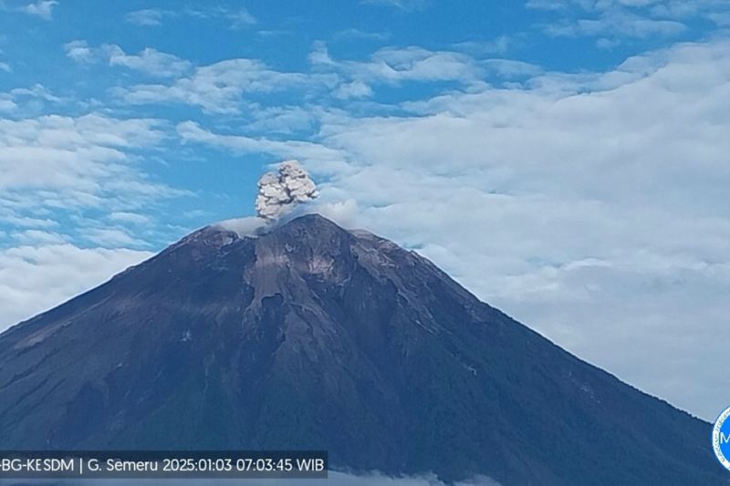 Gunung Semeru erupsi disertai letusan setinggi 700 meter Gunung Semeru erupsi disertai letusan setinggi 700 meter
