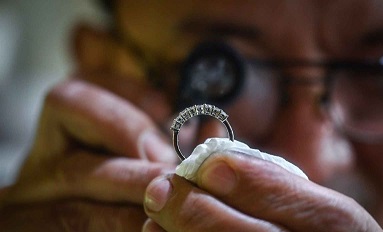 Harga emas Antam turun tipis menjadi Rp1,535 juta per gram Harga emas Antam turun tipis menjadi Rp1,535 juta per gram