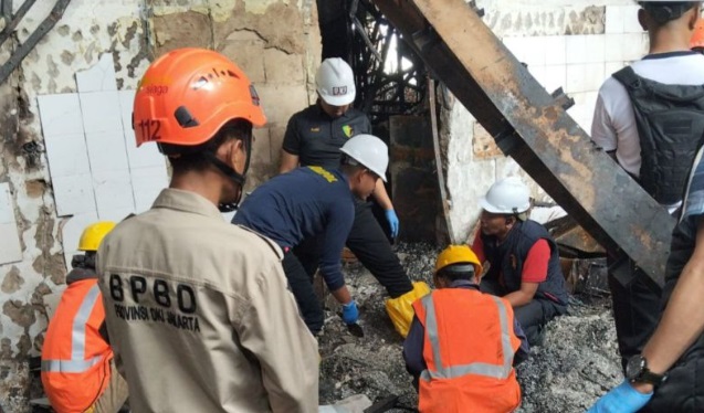 Satu kantong jenazah kembali dievakuasi di lantai 8 Glodok Plaza Satu kantong jenazah kembali dievakuasi di lantai 8 Glodok Plaza