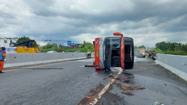 Bus P.O. Rosalia Indah syarat penumpang terguling di ruas tol Boyolali Bus P.O. Rosalia Indah syarat penumpang terguling di ruas tol Boyolali
