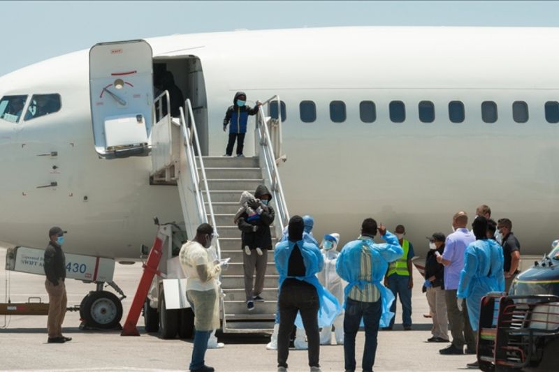 Kelompok pertama migran Kolombia yang dideportasi AS tiba di El Dorado