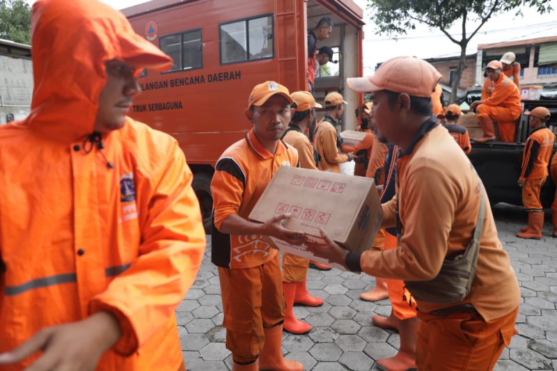 BPBD DKI distribusikan bantuan logistik kepada pengungsi korban banjir