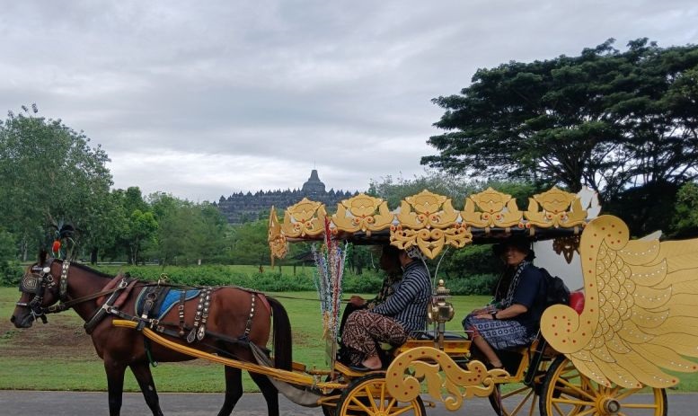Pengunjung pertama Candi Borobudur disambut naik andong
