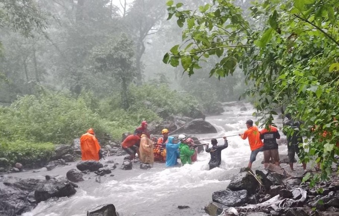 Berkemah, tiga warga Pakis Aji Jepara tertimbun longsor, satu meninggal dunia Berkemah, tiga warga Pakis Aji Jepara tertimbun longsor, satu meninggal dunia