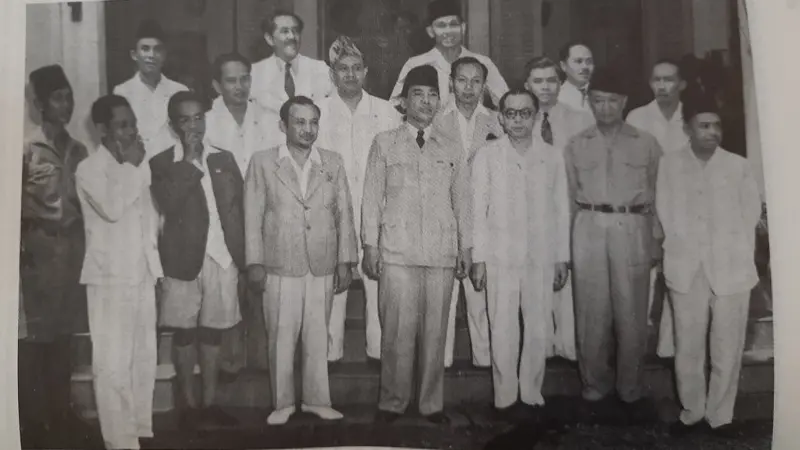 23 Januari 1948: Jatuhnya Kabinet Amir Syarifuddin 23 Januari 1948: Jatuhnya Kabinet Amir Syarifuddin