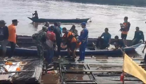 Tim SAR Gabungan temukan korban tenggelam di sungai Kapuas Tim SAR Gabungan temukan korban tenggelam di sungai Kapuas