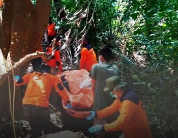 Warga Kudus ditemukan meninggal gantung diri di hutan kawasan makam keramat Warga Kudus ditemukan meninggal gantung diri di hutan kawasan makam keramat