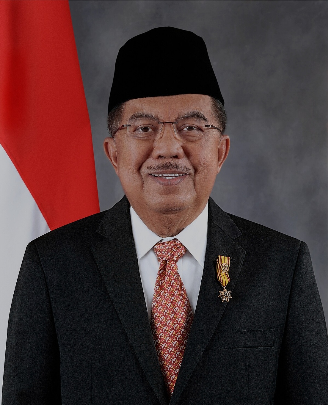 Jusuf Kalla: Negarawan, Diplomat, dan Pemimpin Kemanusiaan Jusuf Kalla: Negarawan, Diplomat, dan Pemimpin Kemanusiaan