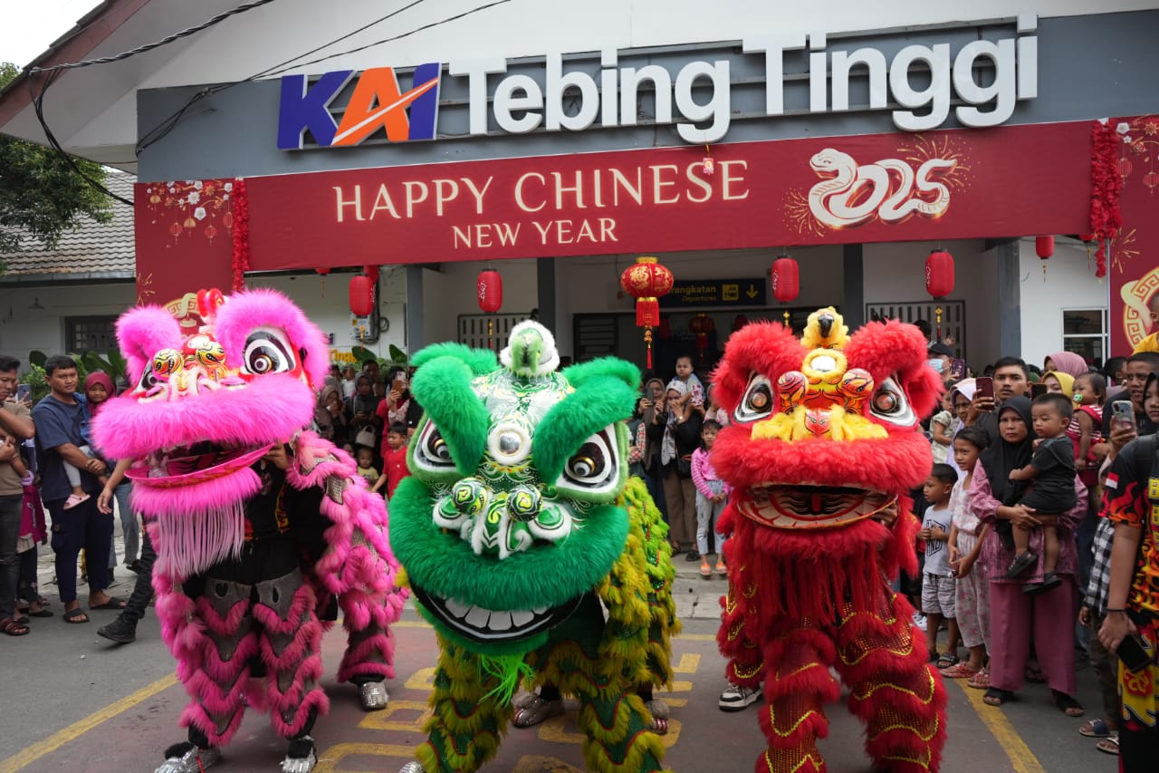Atraksi Barongsai hibur penumpang KA di Stasiun Tebing Tinggi Atraksi Barongsai hibur penumpang KA di Stasiun Tebing Tinggi