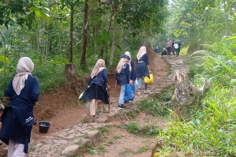 Pemukiman Badui di Lebak dipadati wisatawan domestik Pemukiman Badui di Lebak dipadati wisatawan domestik