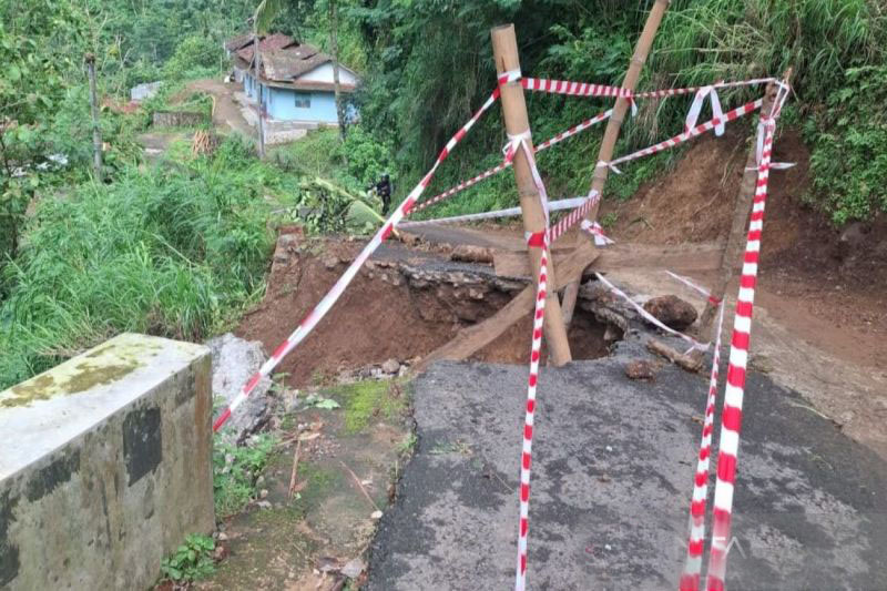 Akses jalan menuju objek wisata di Rahtawu Kudus mengalami longsor Akses jalan menuju objek wisata di Rahtawu Kudus mengalami longsor