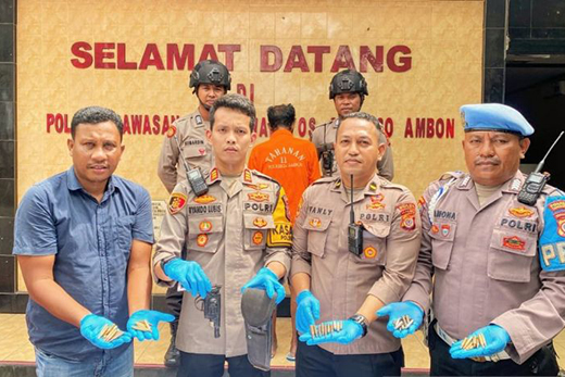 Aparat ringkus pria 77 tahun bawa senjata api di Pelabuhan Ambon Aparat ringkus pria 77 tahun bawa senjata api di Pelabuhan Ambon