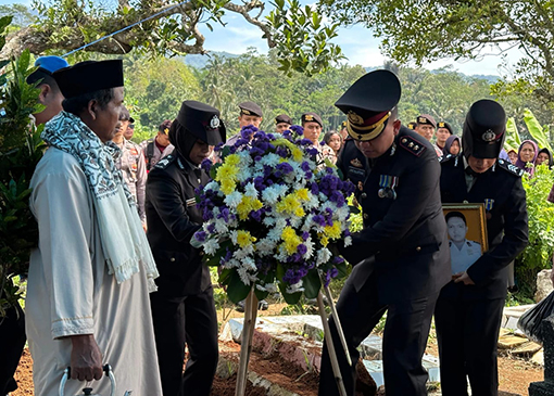 Kapolri berikan kenaikan pangkat kepada almarhum Bripka Andithya Munartono Kapolri berikan kenaikan pangkat kepada almarhum Bripka Andithya Munartono