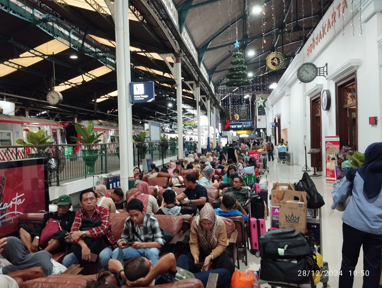Volume penumpang meningkat selama masa Nataru, KAI Daop 6 imbau penumpang perhatikan barang bawaan Volume penumpang meningkat selama masa Nataru, KAI Daop 6 imbau penumpang perhatikan barang bawaan