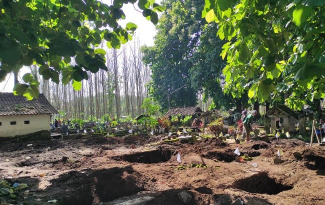 Ratusan makam di Blitar dibongkar untuk jalan layang Ratusan makam di Blitar dibongkar untuk jalan layang