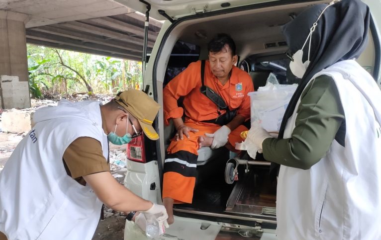 30 lebih petugas terluka saat bersihkan kolong Tol Angke 30 lebih petugas terluka saat bersihkan kolong Tol Angke