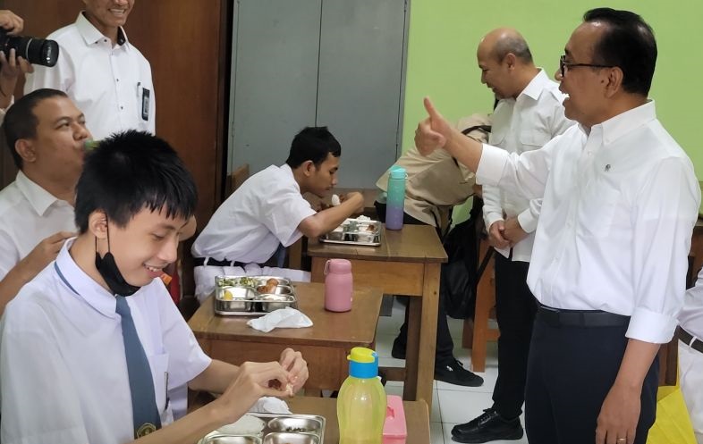 55 siswa SLB Cahaya Jaya Jakarta antusias nikmati Makan Bergizi Gratis 55 siswa SLB Cahaya Jaya Jakarta antusias nikmati Makan Bergizi Gratis