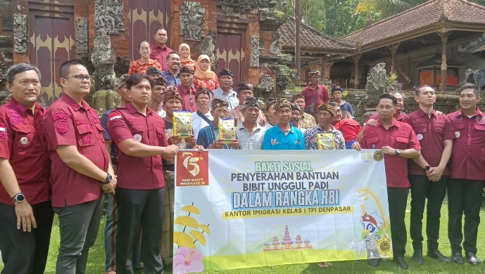 Kantor Imigrasi Denpasar serahkan bantuan bibit padi di Tabanan Kantor Imigrasi Denpasar serahkan bantuan bibit padi di Tabanan