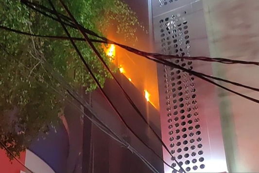 Ledakan hingga dentuman keras terdengar dari kebakaran Glodok Plaza Ledakan hingga dentuman keras terdengar dari kebakaran Glodok Plaza