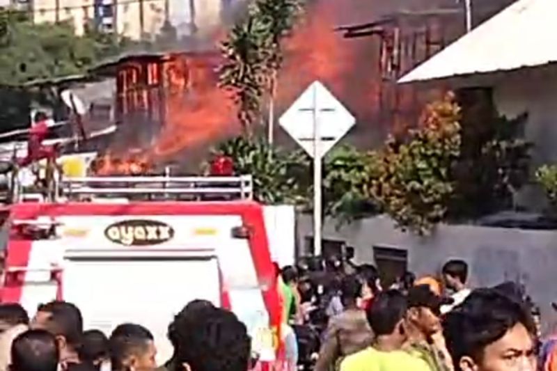 Kebakaran rumah terjadi di Kemayoran Gempol Jakarta Pusat Kebakaran rumah terjadi di Kemayoran Gempol Jakarta Pusat