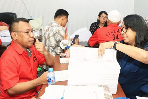 Jaksa terima penyerahan tersangka dugaan korupsi alkes Dinkes Buru