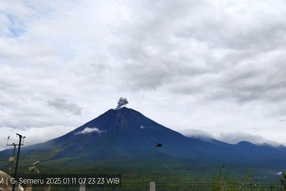 Gunung Semeru kembali erupsi dengan letusan setinggi 600 meter Gunung Semeru kembali erupsi dengan letusan setinggi 600 meter