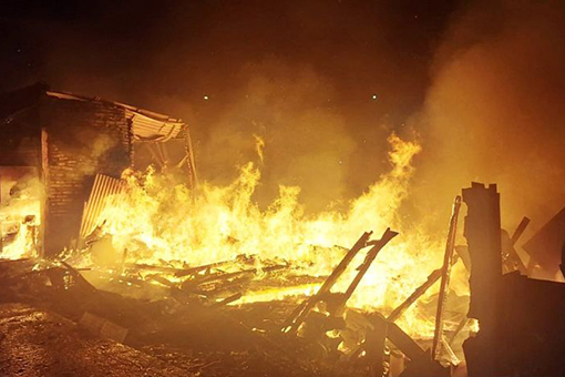 Bangunan pembuatan bingkai di Kramat Jati terbakar Bangunan pembuatan bingkai di Kramat Jati terbakar