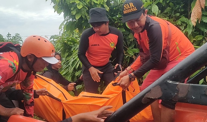 Asik berenang, anak laki-laki hanyut di Sungai Tembung, ditemukan meninggal dunia Asik berenang, anak laki-laki hanyut di Sungai Tembung, ditemukan meninggal dunia