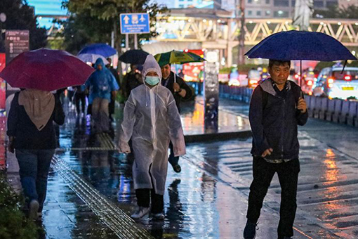 Seluruh wilayah Jakarta diprakirakan diguyur hujan pada Minggu sore