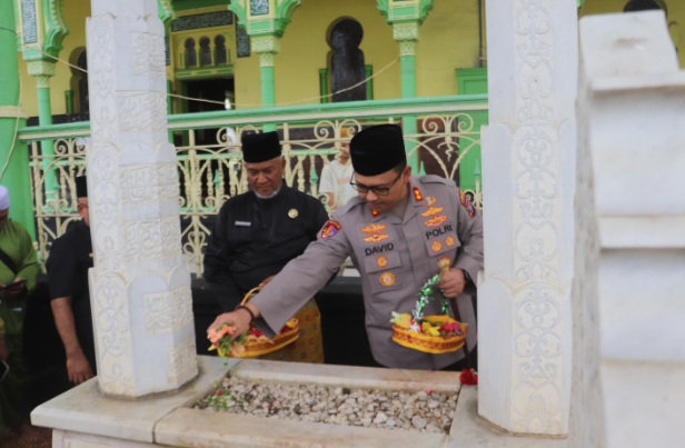 Peringati hari jadi Kabupaten Langkat, Kapolres ziarah ke makam T Amir Hamzah Peringati hari jadi Kabupaten Langkat, Kapolres ziarah ke makam T Amir Hamzah