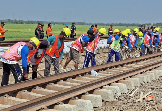Daop 3 Cirebon tingkatkan keselamatan perjalanan KA dengan penggantian material prasarana Daop 3 Cirebon tingkatkan keselamatan perjalanan KA dengan penggantian material prasarana