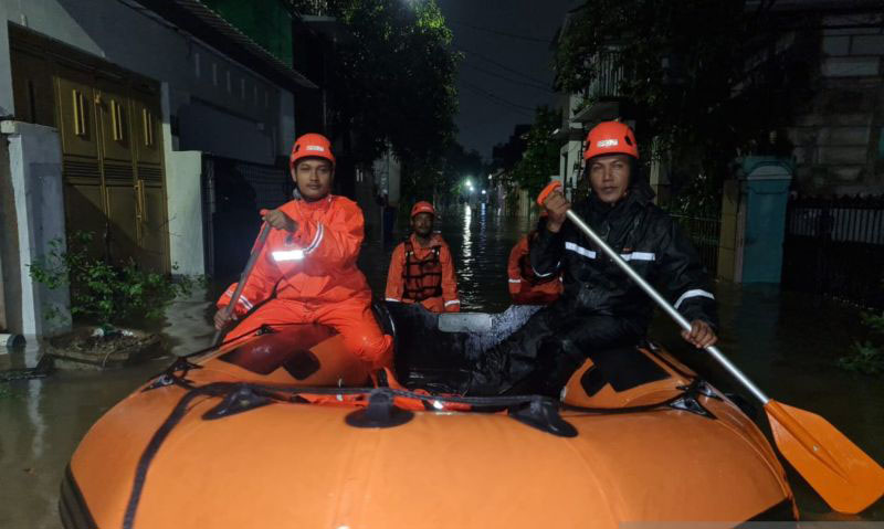 Sudinsos dan PMI Jaktim salurkan bantuan bagi penyintas banjir