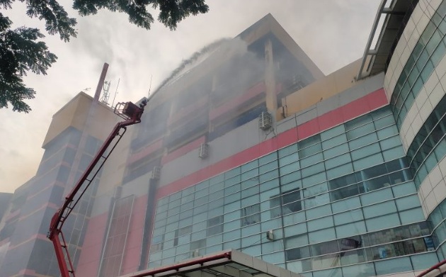 Sejumlah mobil dan motor hangus terbakar di gedung Glodok Plaza Sejumlah mobil dan motor hangus terbakar di gedung Glodok Plaza