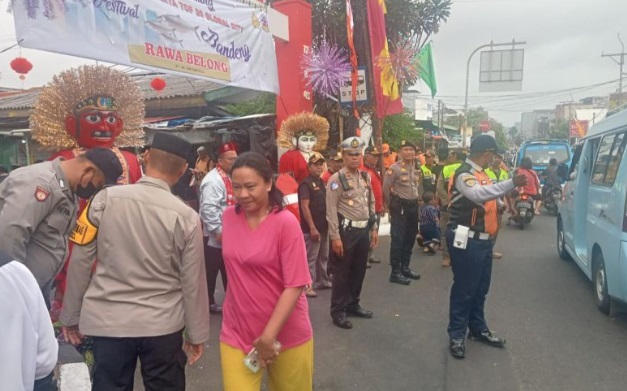 Polisi rekayasa lalu lintas sekitar Festival Bandeng Rawa Belong Polisi rekayasa lalu lintas sekitar Festival Bandeng Rawa Belong