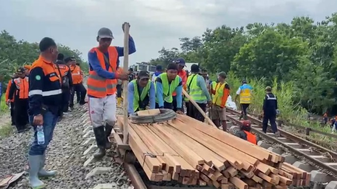 Normalisasi jalur KA di Grobogan belum selesai, 28 KA harus memutar Normalisasi jalur KA di Grobogan belum selesai, 28 KA harus memutar