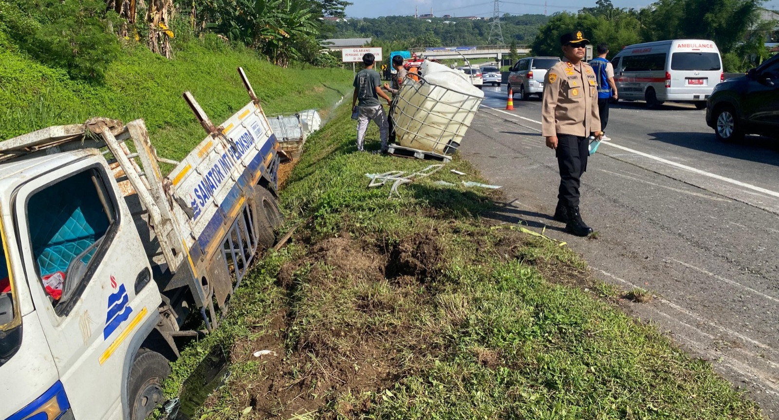 Truk pengangkut cairan kimia ditabrak Bus Gunung Harta di Tol Ungaran, tidak ada korban jiwa Truk pengangkut cairan kimia ditabrak Bus Gunung Harta di Tol Ungaran, tidak ada korban jiwa