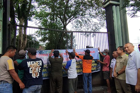 Warga Kudus segel TPA Tanjungrejo karena cemari lingkungan Warga Kudus segel TPA Tanjungrejo karena cemari lingkungan