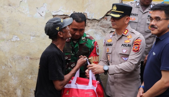 Polres Cirebon Kota dan Pemkot Cirebon bantu warga korban rumah ambruk Polres Cirebon Kota dan Pemkot Cirebon bantu warga korban rumah ambruk