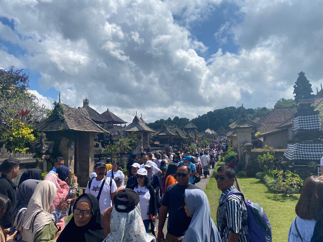 Desa Wisata Penglipuran catat peningkatan jumlah kunjungan wisatawan Desa Wisata Penglipuran catat peningkatan jumlah kunjungan wisatawan