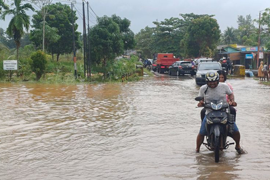 Hujan picu banjir rendam jalan hingga perumahan di Tanjungpinang