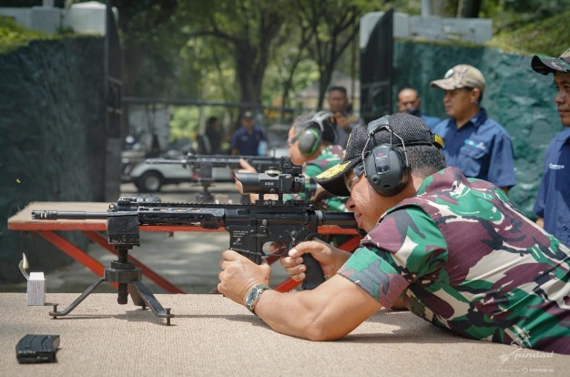 Panglima TNI tinjau dan uji senjata produk PT. Pindad Panglima TNI tinjau dan uji senjata produk PT. Pindad