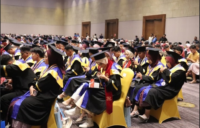 Instbunas Majalengka wisuda ratusan mahasiswa angkatan pertama Instbunas Majalengka wisuda ratusan mahasiswa angkatan pertama