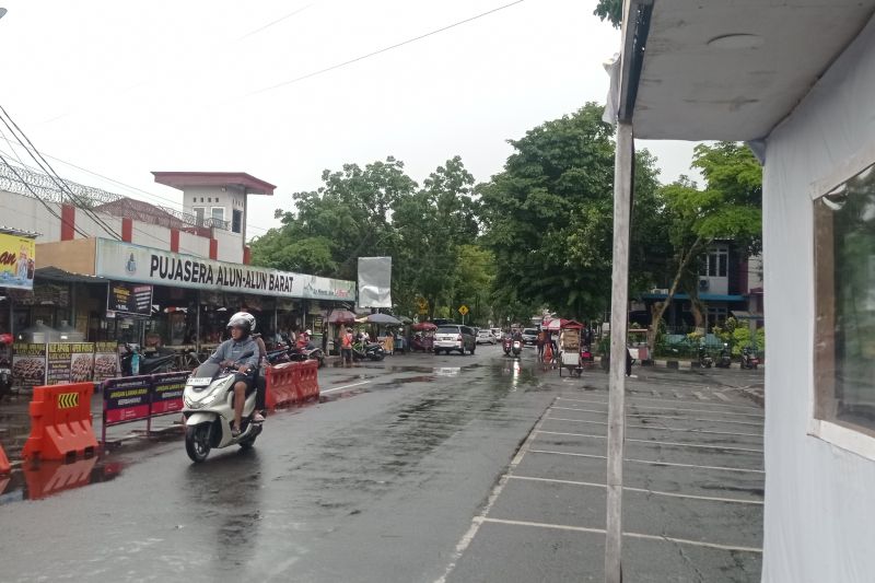 BMKG keluarkan peringatan dini hujan lebat disertai angin di Banten BMKG keluarkan peringatan dini hujan lebat disertai angin di Banten